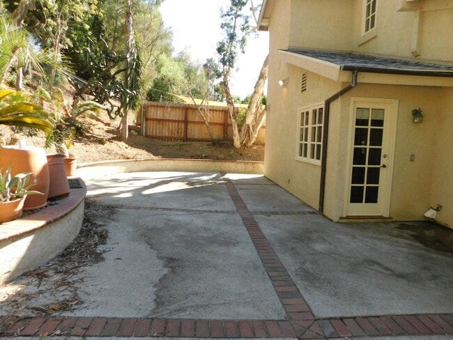 Building Photo - Beautiful Mission Viejo 5 bedroom 2.5 bathroom plus den home