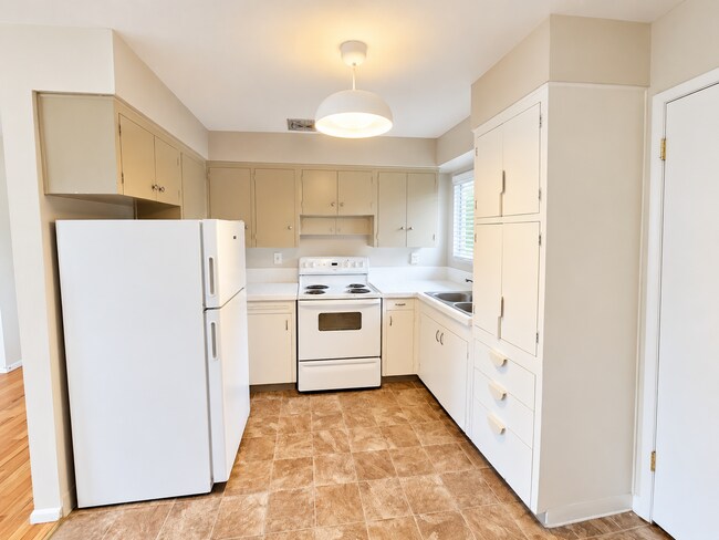 Building Photo - 4412 SE 57th Ave