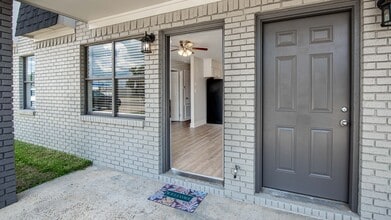 Building Photo - 3807 Newhaven Dr