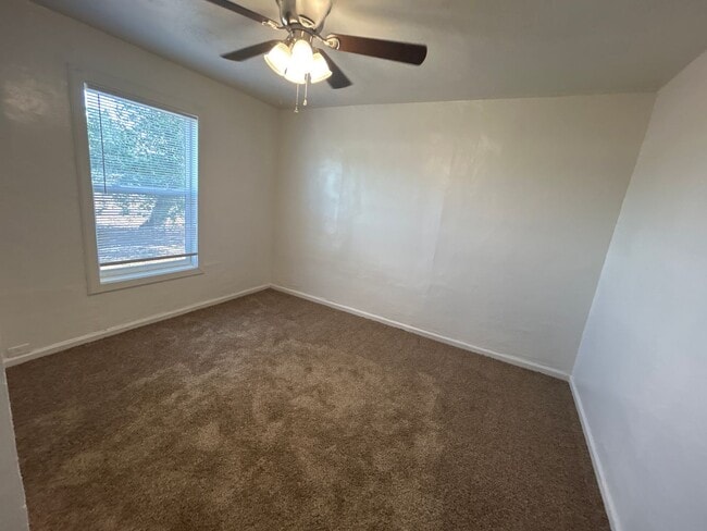 Building Photo - 2 Bedroom Home for Rent in Redding CA | Yard, Fireplace, Pet Friendly