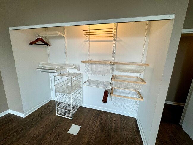 Building Photo - 600 S Dearborn St