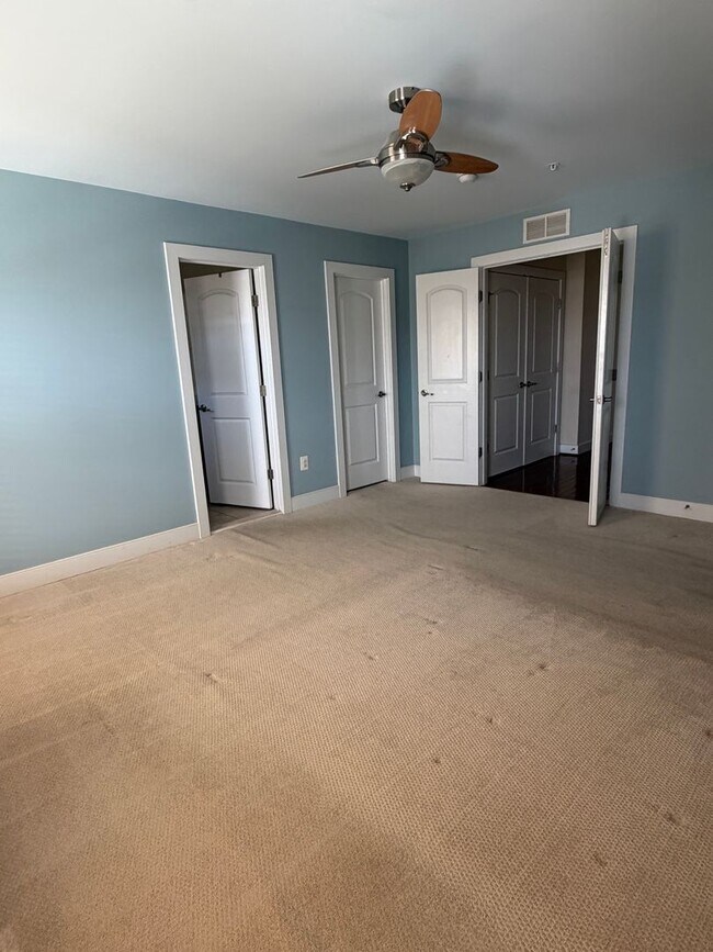 Building Photo - 4 LEVEL TOWNHOUSE WITH 2 CAR GARAGE, WALKING DISTANCE TO DOWNTOWN CROWN