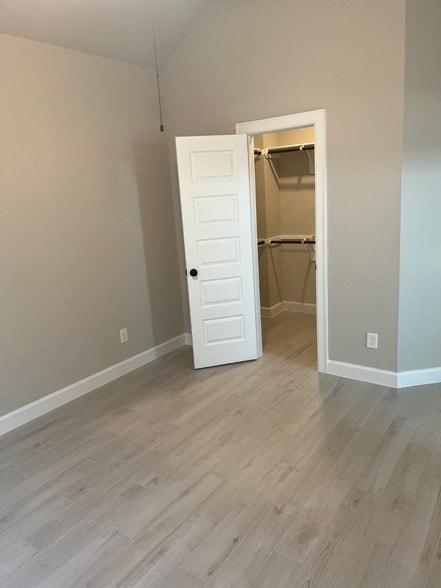 Building Photo - 3336 Vine Ter Trce