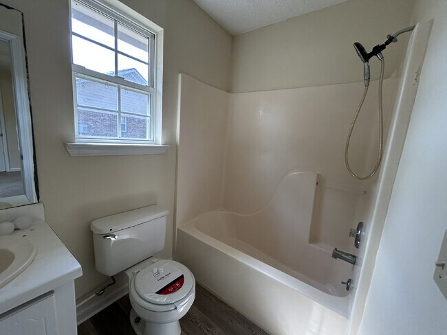 Building Photo - 942 Poppleton Dr