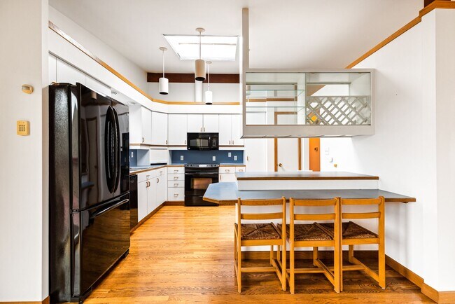 Building Photo - Lower Kennydale - Renton 4-bedroom 2.5 bath.