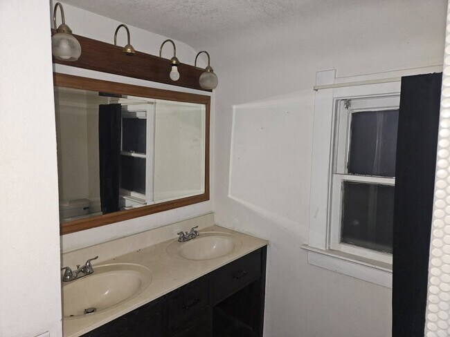 Building Photo - 2225 Academy Ave