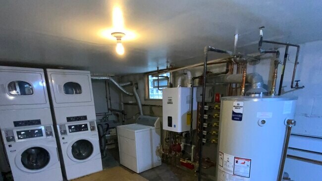 Building Photo - 4652 Custer Ave