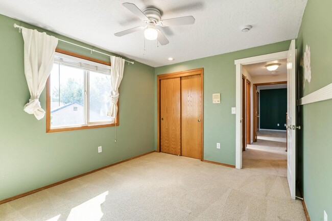 Building Photo - Comfortable 4-bdrm/2.5-bath home in Hillsb...