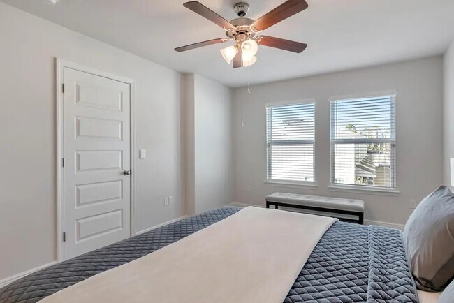 Building Photo - 1020 McLaren Cir