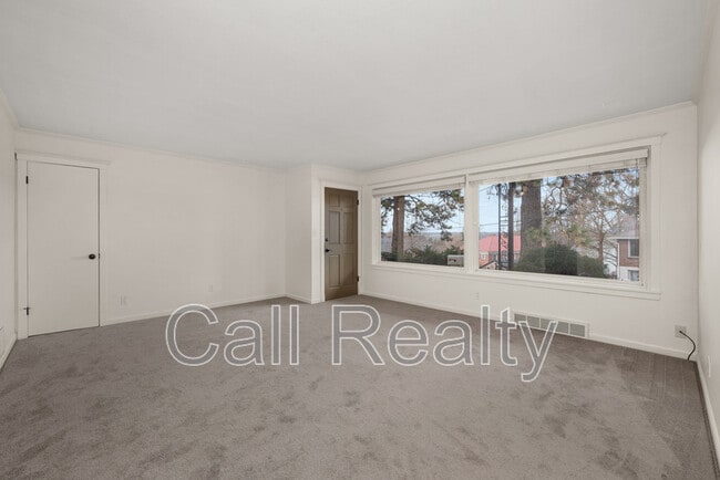 Building Photo - 827 W 11th Ave