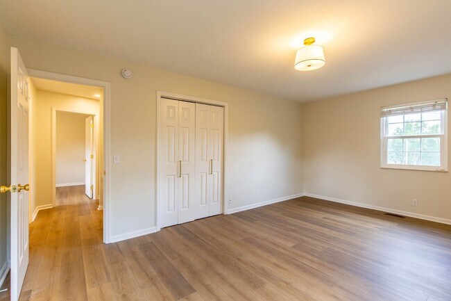 Building Photo - Charming Cul-de-Sac Home with Porch Swing & Wooded Views – 15 Mins from Nashville!