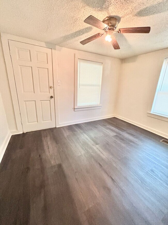 Building Photo - Midtown Cottage special