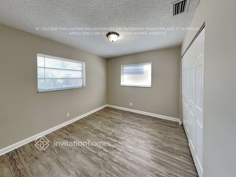 Building Photo - 9350 NW 35th Manor
