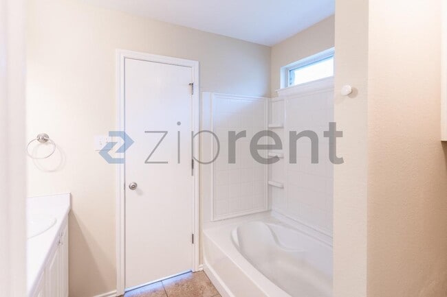 Building Photo - 419 Indian Meadow Dr