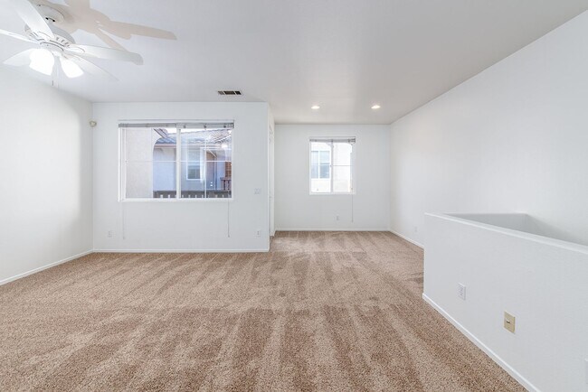 Building Photo - 3 bedroom townhome located In Rancho Carrillo!