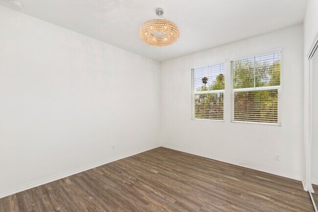 Building Photo - Available now! Beautiful 2 bedroom 2.5 bat...