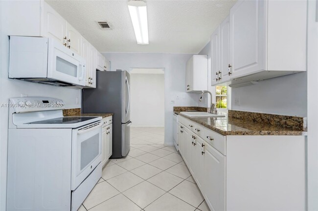 Building Photo - 1005 SW 18th St