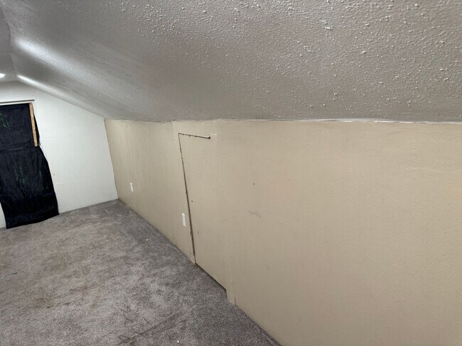 Building Photo - Newly Remodeled 3-4 bedroom Single family home