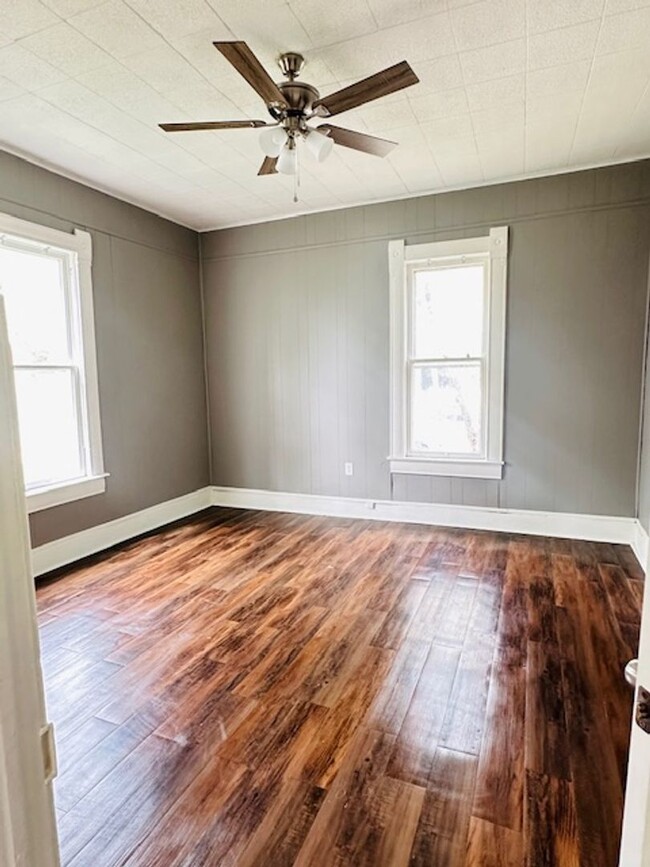 Building Photo - RECENTLY REMODELED 1 BEDROOM 1 BATH - COZY...