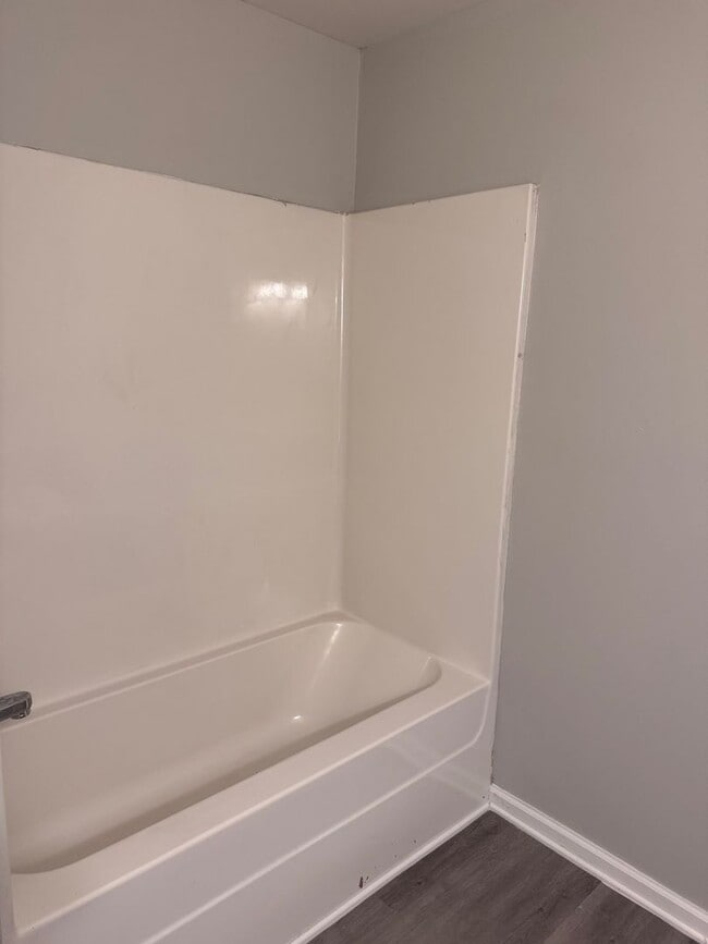 Building Photo - AVAILABLE NOW!!