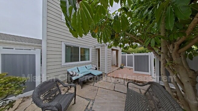 Building Photo - 432 Via Rosa