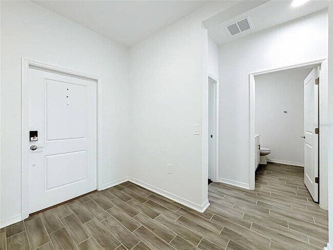 Building Photo - 643 Grove St