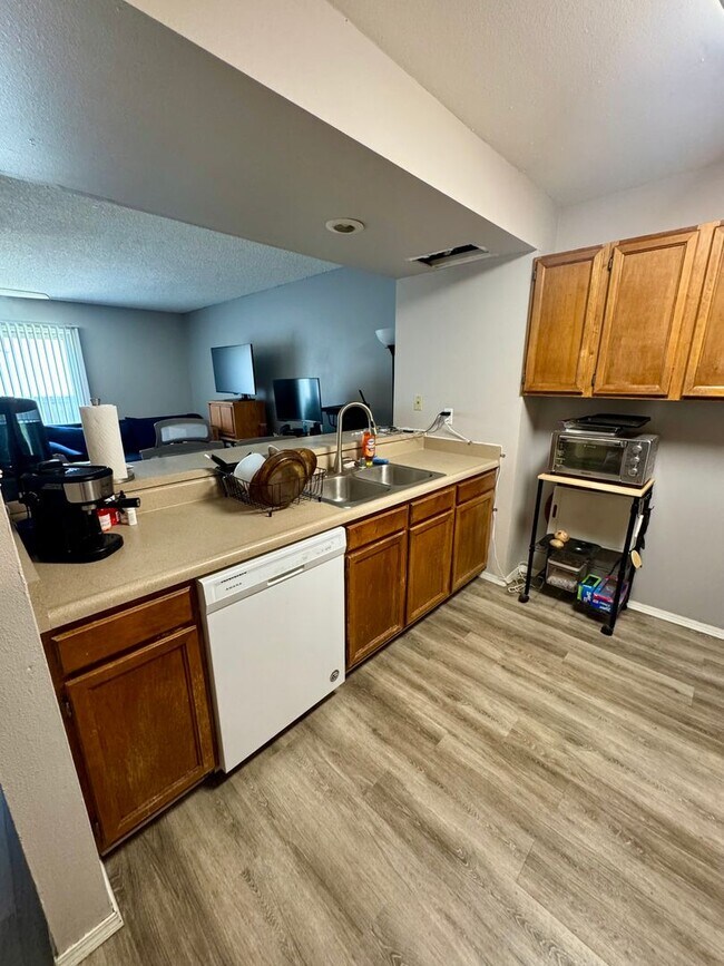 Building Photo - Cozy Townhome on North side with 1 car garage