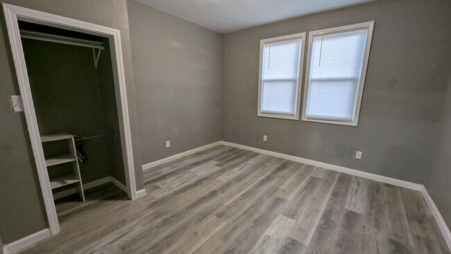 Building Photo - 410 E 6th St