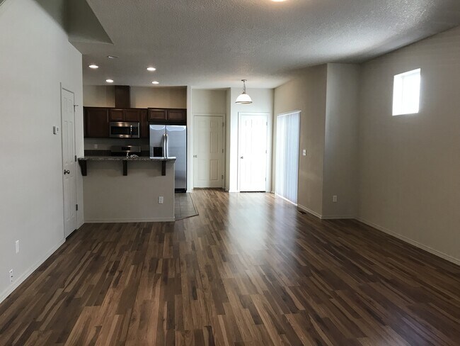 Building Photo - Well Maintained Spacious 4 BD Home with Gr...