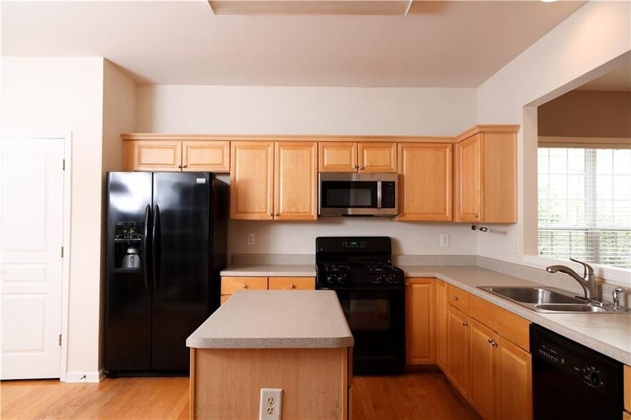 Building Photo - 6335 Waveland Dr