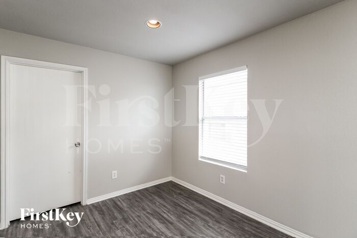 Building Photo - 525 Rosario Ln
