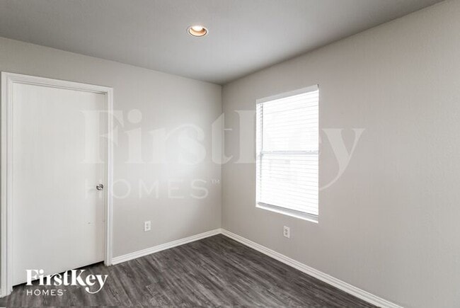 Building Photo - 525 Rosario Ln