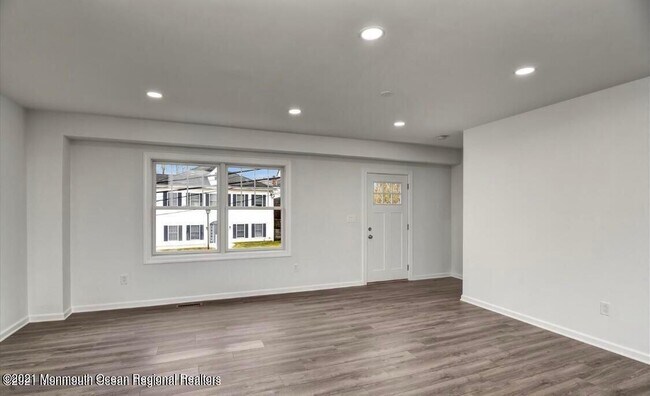 Building Photo - 8 Ravine Dr