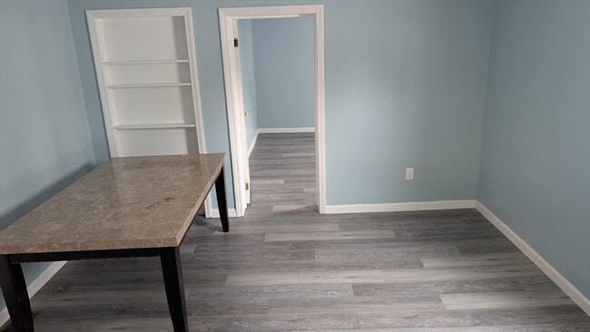 Building Photo - 716 Main St