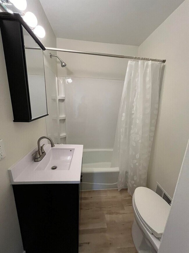 Building Photo - Spacious Two Bedroom!