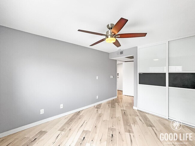 Building Photo - Beautiful 2BD/2BA W/ Reserved Parking and In-Unit Laundry in North Park!
