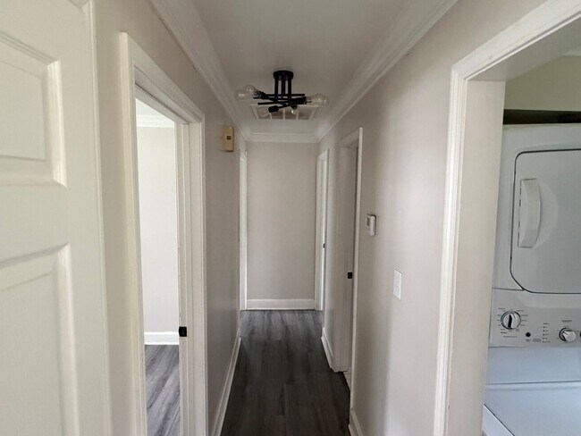 Building Photo - 3 BR/1BA | Newly Renovated Cottage| Cove security system| Fully fenced backyard