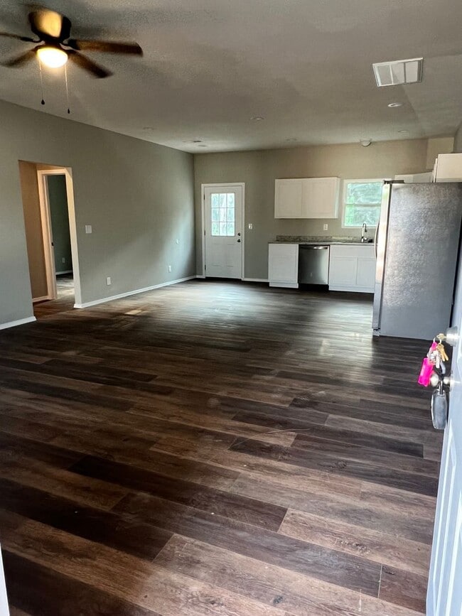 Building Photo - 3 bedroom 2 bath 2 car garage Bolivar MO