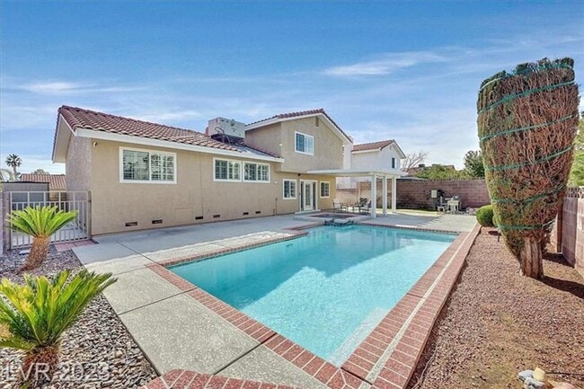 Building Photo - 4 Bed w/ Solar Panels & Pool