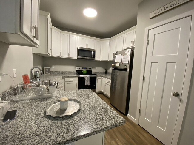 Building Photo - Great Location two-bed/two-bath off Greenway in Longfellow!