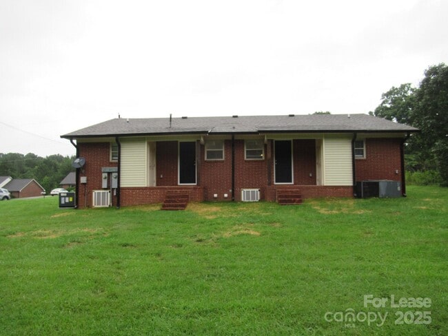 Building Photo - 1735 River Rd