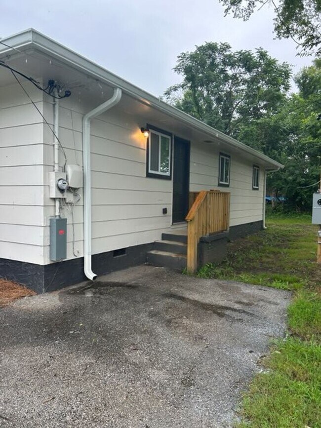 Building Photo - Charming Chattanooga Home Conveniently Located Near Downtown