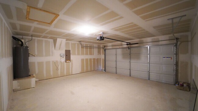 Building Photo - FOR LEASE!  4 Bedrooms - 2 Baths - 2 Car Garage.