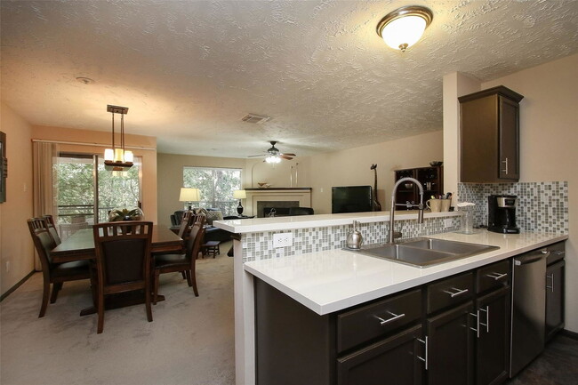 Building Photo - 8051 Bay Branch Dr