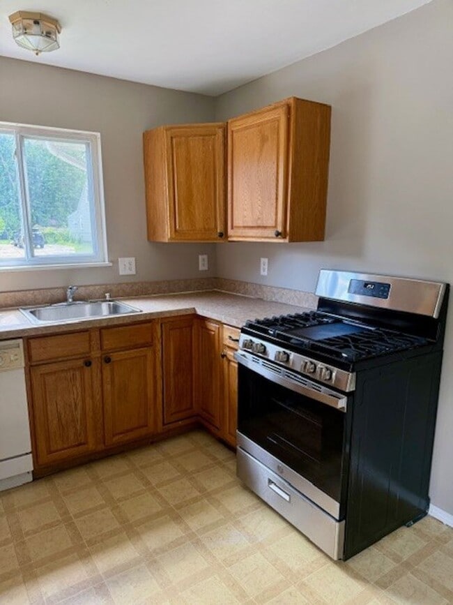 Building Photo - NEW RENTAL! Available Now