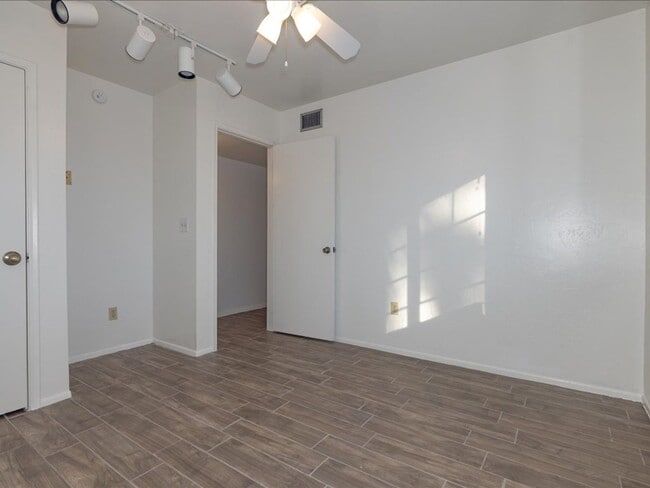 Building Photo - 3 Bedroom, 2.5 Bath