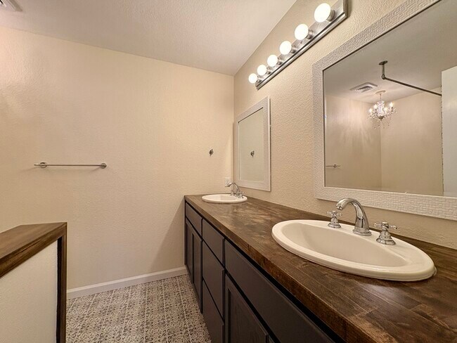 Building Photo - Beautiful 3 Bedroom, 2.5 Bathroom Fully Remodeled Home in Orangevale!