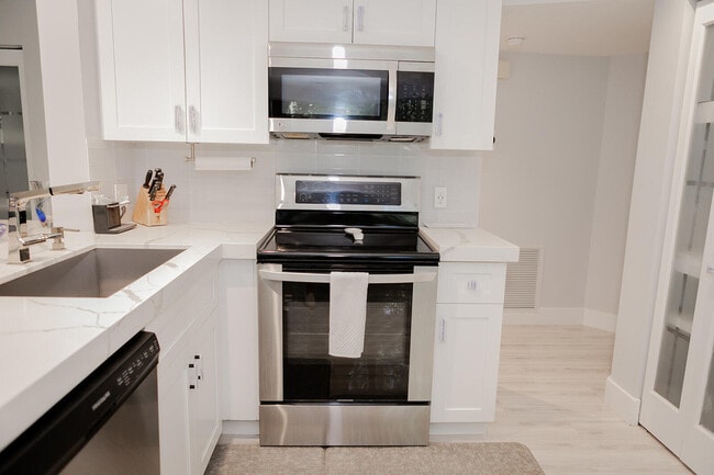 Building Photo - 5700 Coach House Cir