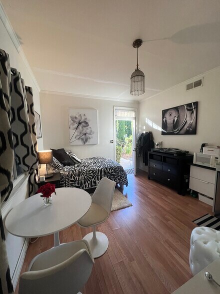 Building Photo - 532 S Irving Blvd