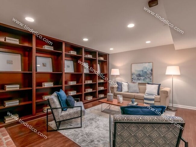 Building Photo - Spacious Mid-Century Modern Home in Counci...